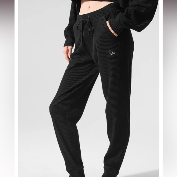 ALO Yoga Pants - ALO Yoga Muse Sweatpants in Black